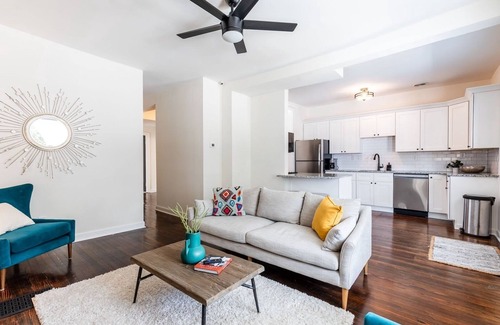 Columbia-Tusculum House | 2 in 1! Updated Home in Hyde Park Sleeps 10 in 2 Units – Walk to Waterfront