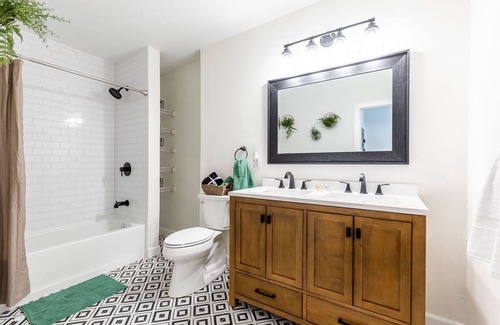 Columbia-Tusculum House | 2 in 1! Updated Home in Hyde Park Sleeps 10 in 2 Units – Walk to Waterfront