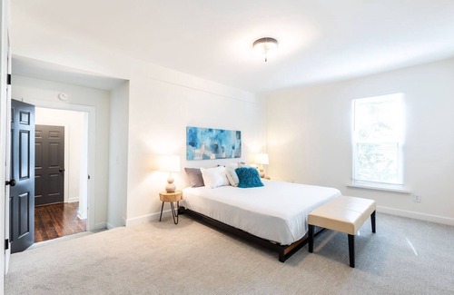 Columbia-Tusculum House | 2 in 1! Updated Home in Hyde Park Sleeps 10 in 2 Units – Walk to Waterfront