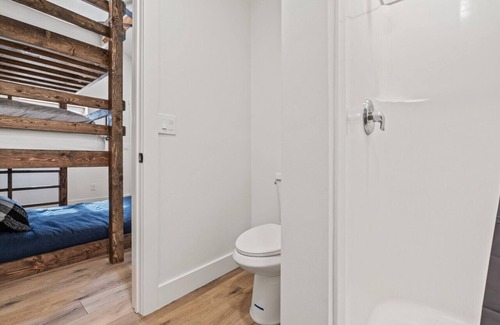 St. Charles Cabin | #2 Jeep Cabin, Newly Remodeled! AC! New Beds! Sleeps 4