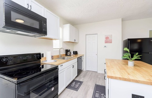 Windsor Park House | 2 King Bedroom House Super Close to Mass Ave and Bottleworks