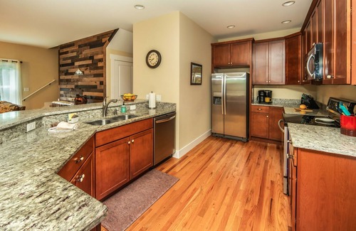 Horse Shoe Cabin | 2 King Beds/Mountain Views/Near the Ecusta Bike Trail/Clean & Well Stocked