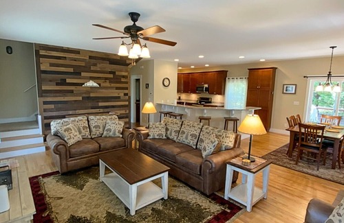 Horse Shoe Cabin | 2 King Beds/Mountain Views/Near the Ecusta Bike Trail/Clean & Well Stocked