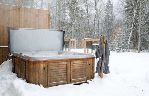 West Hants Apartment | 2 King Beds, Ski Martock, OnTree, Wineries, Hot Tub