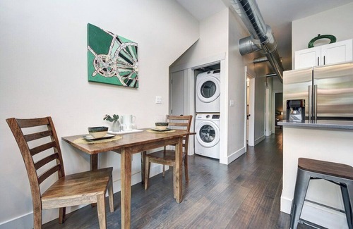 Lawrenceville House | 2 King Beds- Sleeps 16! Vibrant - Parking - Vibrant~ No Steps
