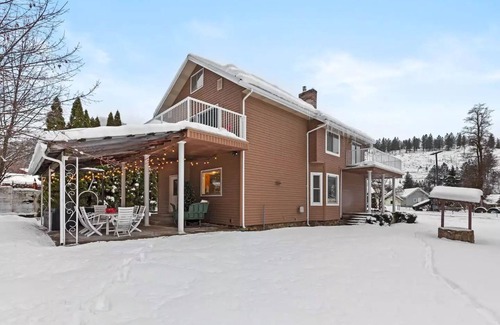 Kellogg House | 2 king beds, walk to restaurants, ideal for groups, gondola view, HUGE game room