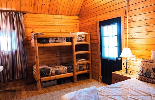 Hattieville Cabin | 2 Lakeside : Charming 2-bedroom cabin with AC, WiFi in welcoming Solgohachia