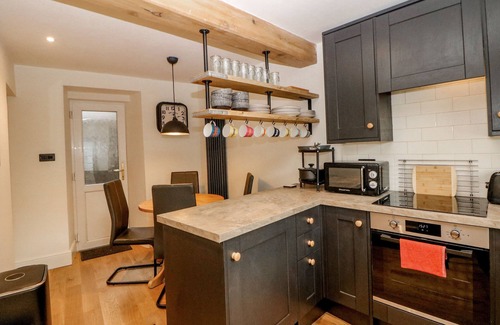 Tideswell Cottage | 2 MARKET SQUARE, character holiday cottage in Tideswell