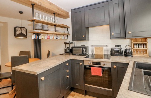 Tideswell Cottage | 2 MARKET SQUARE, character holiday cottage in Tideswell
