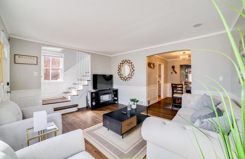 Jeffrey Manor House | 2 Mi to Calumet Park and Beach Windy City Escape!