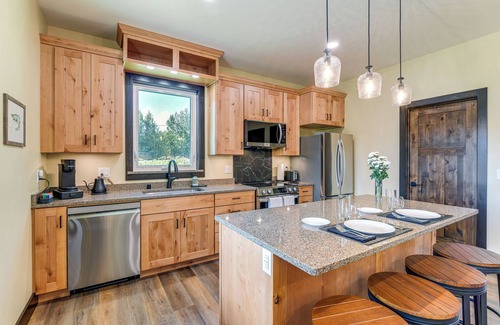 Palmer House | 2 Mi to Dtwn Palmer: Custom Valley Home w/Garage