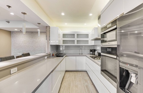 Hollywood Hills Condo | 2 Mi to Hollywood: Condo w/Pool & Hot Tub Access