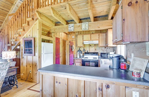 Vesta Cabin | 2 Mi to Mabry Mill: Mtn-View Cabin w/Porch!