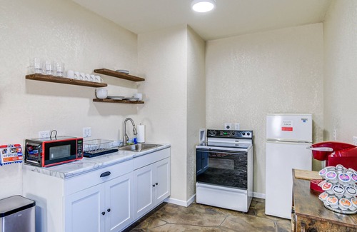 Newton Apartment | 2 Mi to Main St: Newton Guest House