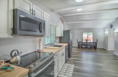 Pinetop-Lakeside Cottage | 2 Mi to Rainbow Lake: Woodsy Retreat w/Deck!
