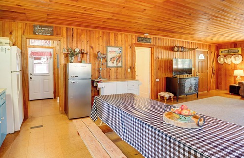Trinity Center Cabin | < 2 Mi to Trinity Lake: NorCal Getaway w/BBQ