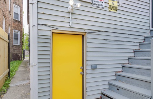 Woodlawn Apartment | < 2 Mi to UChicago: Pet-Friendly Getaway w/Yard