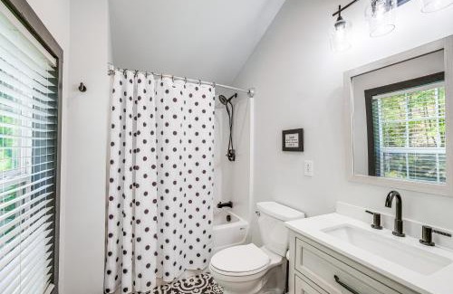Warm Springs House | 2 Mi to Warm Springs Pools Home with Large Yard!