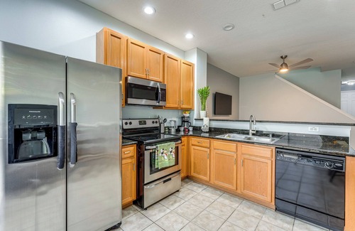 Crestwynd Bay House | 2 Mi to WDW: Townhouse w/Patio & Pool Access