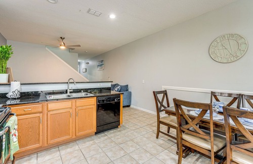 Crestwynd Bay House | 2 Mi to WDW: Townhouse w/Patio & Pool Access