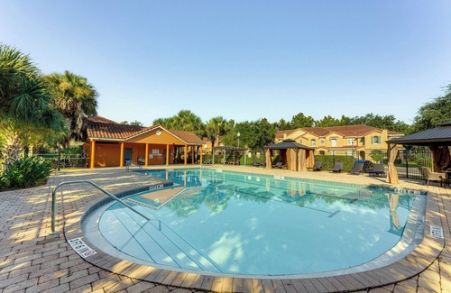 Crestwynd Bay House | 2 Mi to WDW: Townhouse w/Patio & Pool Access
