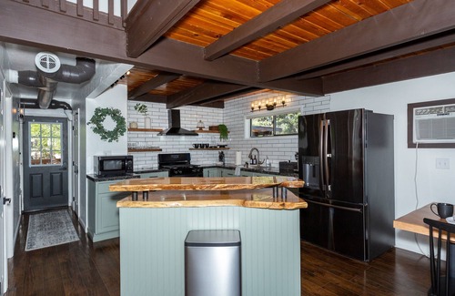 Prescott Heights Cabin | 2 miles to downtown Whiskey Row! Cozy Boulder Cabin is family friendly with spa!