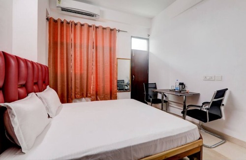 Mohangarh Bed & Breakfast | 2 min to smriti upvan & chancellor club ,studio rooms.