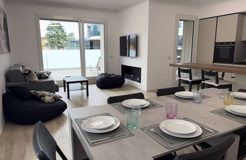 Bergamo House | 2 Min Walk Chorus Life, with 2 Bedrooms and 2 Bath