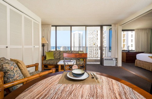 Waikiki Apartment | 2 min walk to the beach/Parking , Kitchen , Pool