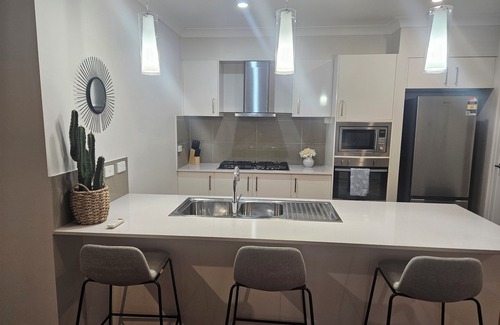 North Lakes House | 2 min walk Westfield North Lakes, 711 KFC Adjacent, 45m Train to BNE CBD