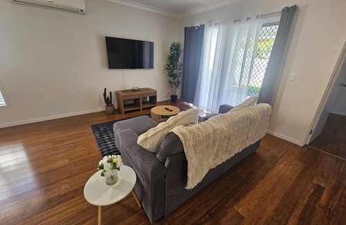 North Lakes House | 2 min walk Westfield North Lakes, 711 KFC Adjacent, 45m Train to BNE CBD