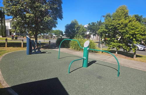 North Lakes House | 2 min walk Westfield North Lakes, 711 KFC Adjacent, 45m Train to BNE CBD