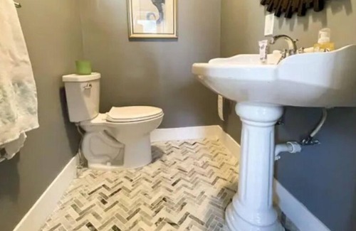 Rowayton House | 2-minute drive to beach, renovated antique in Rowayton walk to shops restaurants