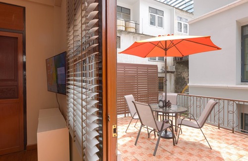 Nana House | 2 minutes walk to Asok BTS/MRT/Terminal 21 Sukhumvit 19. Best Location in BKK!