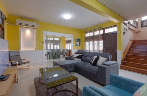 Nana House | 2 minutes walk to Asok BTS/MRT/Terminal 21 Sukhumvit 19. Best Location in BKK!