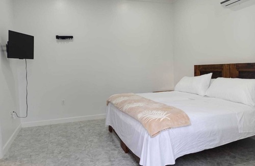 Lubbers Quarters Cay Apartment | 2 minutes from Downtown 5 minutes from the airport. 2 minutes from ferry
