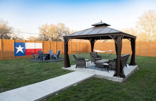Johnson City House | 2 minutes to downtown! Hill Country Luxury Duplex TX Wine Trail - Home B