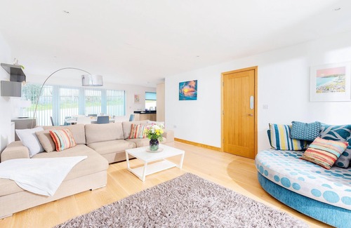 Lusty Glaze Ski Chalet | 2 minutes walk from 2 fabulous beaches