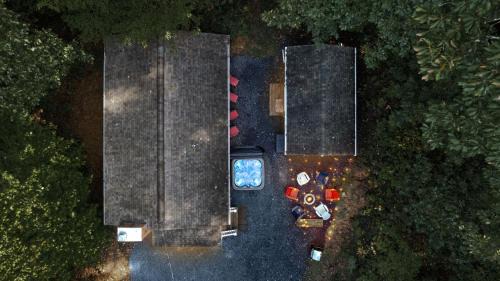 New Market House | 2 Modern Cabins Hot Tub, Fire Pit, Grill, & Wifi