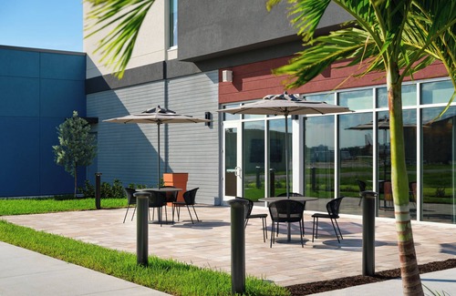 Melbourne Hotel | 2 Modern Rooms w/Sofa bed Ideal for Family Stay | 10 Mins Drive to Downtown