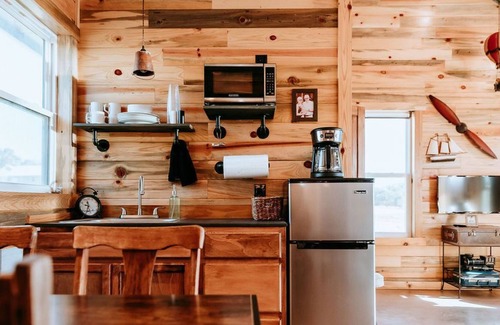 Wimberley Cottage | 2-Queen Bedroom #9 Worldly Traveler by RusTx Ranch