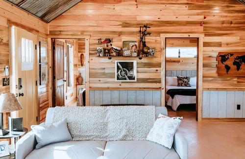 Wimberley Cottage | 2-Queen Bedroom #9 Worldly Traveler by RusTx Ranch