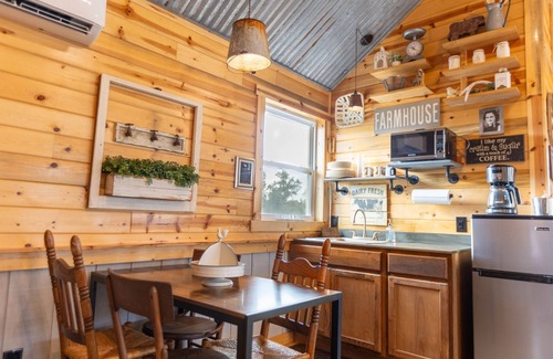 Wimberley Cottage | 2-Queen Bedrooms #6 Farmhouse Charm by RusTx