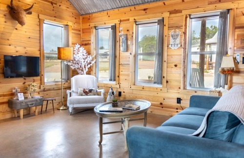 Wimberley Cottage | 2-Queen Bedrooms #6 Farmhouse Charm by RusTx