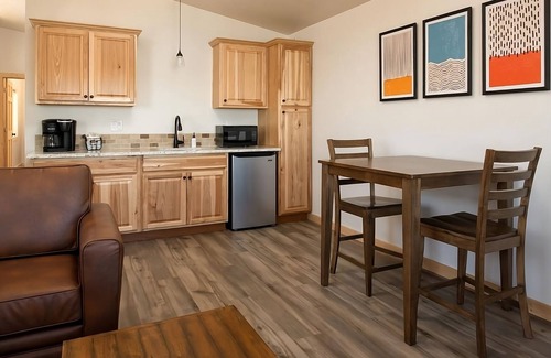 Boardman Hotel | 2 Relaxing Cabins with Kitchens! Outdoor Pool, Pet-friendly and Free Breakfast!