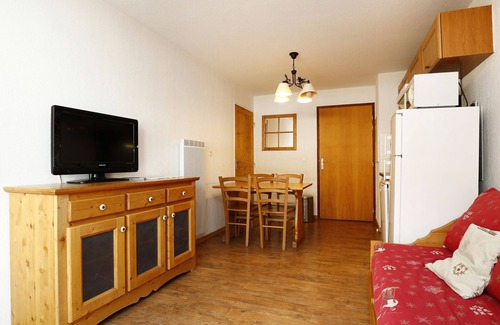 Orcieres-Merlette Apartment | 2-room apartment for 6 people at the foot of the slopes, shops, balcony, swimming pool, WIFI and car park