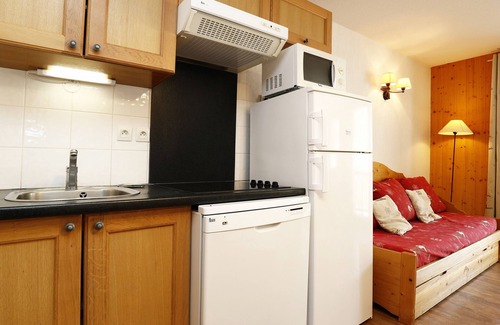 Orcieres-Merlette Apartment | 2-room apartment for 6 people at the foot of the slopes, shops, balcony, swimming pool, WIFI and car park