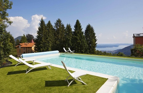 Comero Apartment | 2-room corner apartment in a prestigious villa from 1850 with solar-heated pool