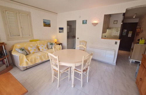 Sainte-Maxime Apartment | 2 ROOMS AIRCONDITIONED WIFI RESIDENC WITH SWIMING POOL CLOSE TO SHOPS AND BEACHE