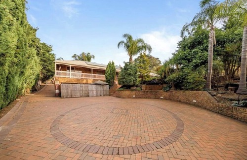Warrandyte Villa | 2 Single BR and 1Bd w/Cot and Shared Amenities!